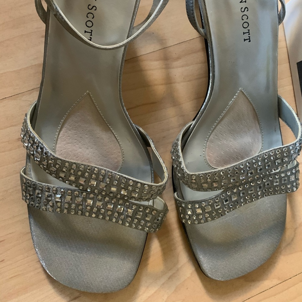 Karen Scott silver mystic size 7.5 heel